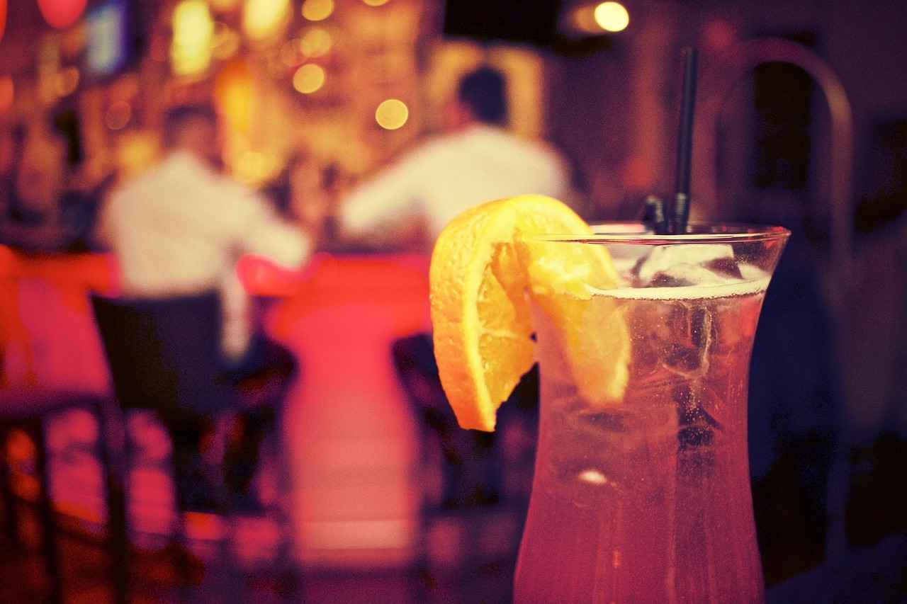 How Do Vape Lounges Differ from Traditional Bars?