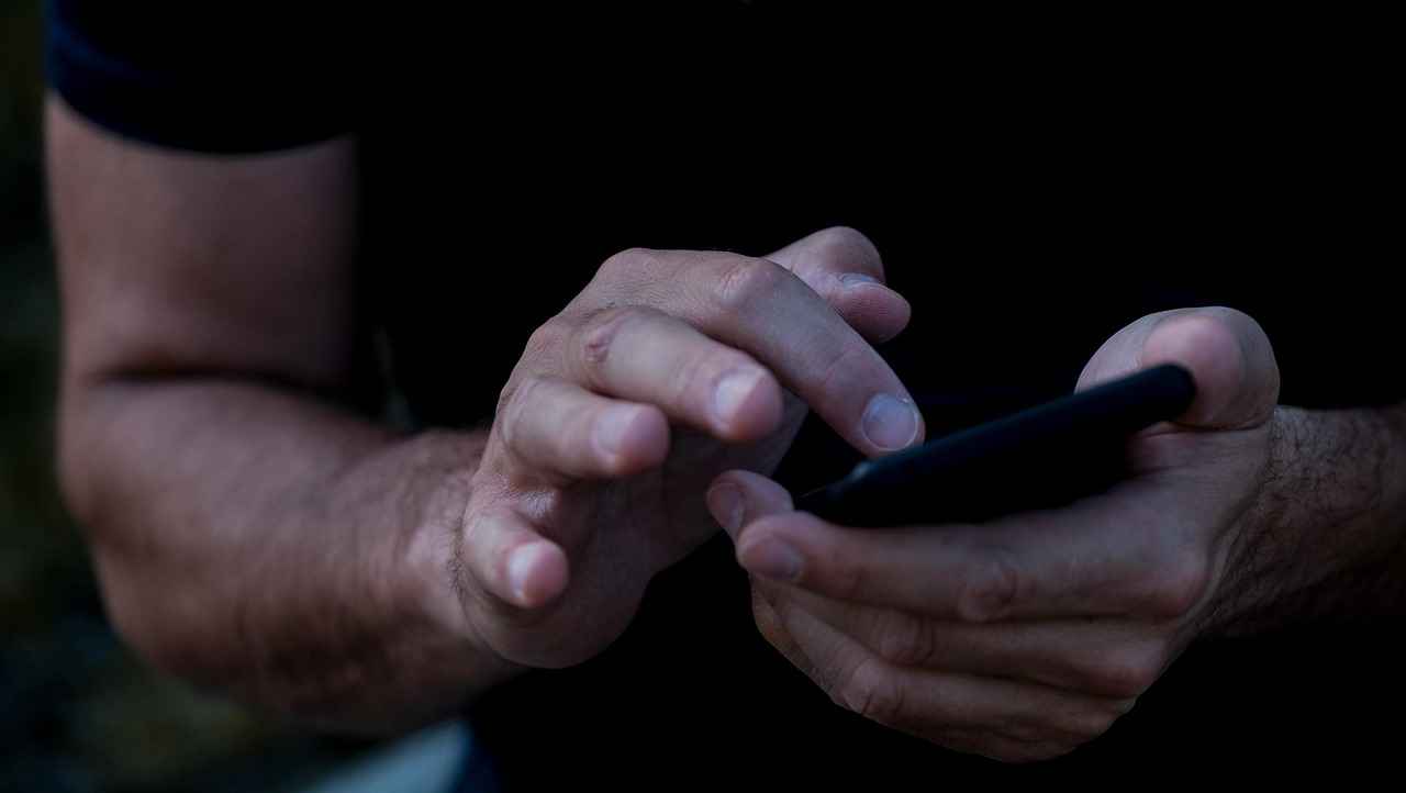 How Does Social Media Influence Vaping Trends?